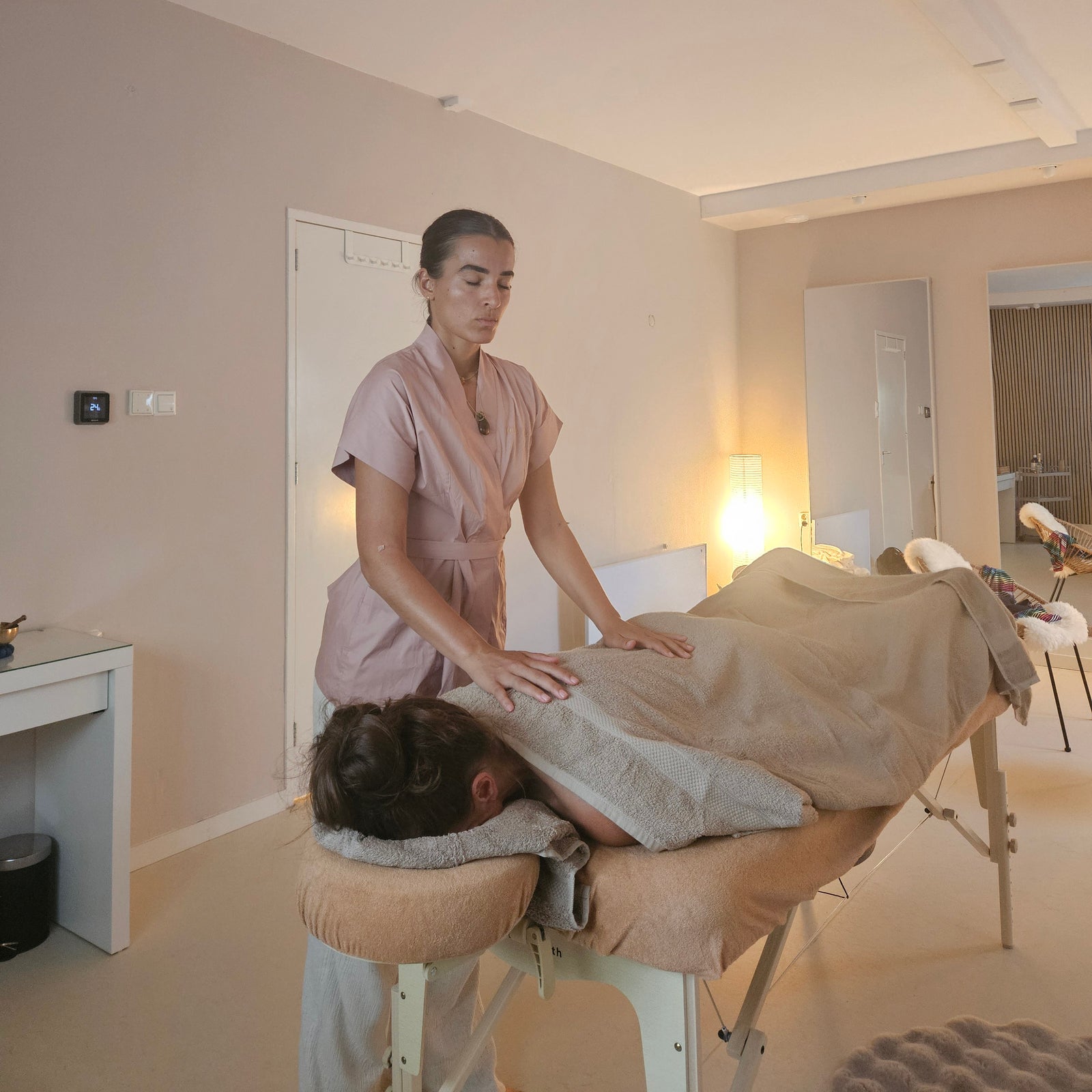 Een rugmassage op de massagetafel in warm lamplicht